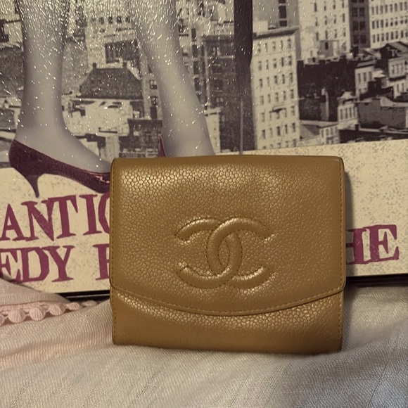 CHANEL CC Logo cream Caviar Skin Bifold Wallet - Picture 2 of 11